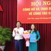 Ông Đỗ Thanh Bình, Ủy viên Trung ương Đảng, Bí thư Thành ủy Cần Thơ trao quyết định của Thủ tướng Chính phủ cho bà Nguyễn Thị Ngọc Điệp. (Ảnh: Ngọc Thiện/TTXVN)