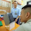 Những cuộc gọi chỉ kéo dài vài phút nhưng lại có giá trị đặc biệt đối với người đang cai nghiện. Không chỉ giúp giải tỏa tâm lý, đó còn là sợi dây kết nối họ với gia đình, với trách nhiệm và những kỳ vọng đang chờ phía trước. (Ảnh: Phạm Kiên/TTXVN)