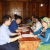 Từ 7 giờ sáng 24/4, nhân dân thôn Khe Lóng 3, xã Mỏ Vàng, huyện Văn Yên đến khu vực lấy ý kiến về Đề án sắp xếp đơn vị hành chính cấp tỉnh giữa Yên Bái và Lào Cai và Đề án sắp xếp đơn vị hành chính cấp xã trên địa bàn. (Ảnh: Đinh Thùy/TTXVN)