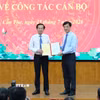 Trưởng Ban Tổ chức Trung ương Nguyễn Duy Ngọc trao Quyết định của Bộ Chính trị điều động, phân công, chỉ định đồng chí Đỗ Thanh Bình giữ chức Bí thư Thành ủy Cần Thơ nhiệm kỳ 2025- 2030. (Ảnh: Thanh Liêm/TTXVN)