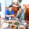 Ấm áp nghĩa tình những “Bữa cơm cùng Mẹ.” (Ảnh: Hồng Hiếu/TTXVN)