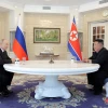 Tổng thống Nga Vladimir Putin (trái) và nhà lãnh đạo Triều Tiên Kim Jong-un ký hiệp ước về quan hệ Đối tác Chiến lược Toàn diện giữa hai nước ngày 19/6/2024. (Ảnh: Yonhap/TTXVN)