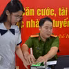 Nhiều công dân trong độ tuổi từ 6 đến 18 tuổi đến làm thủ tục cấp thẻ căn cước tại nhà ga metro Bến Thành-Suối Tiên. (Ảnh: Linh Sơn/TTXVN)