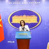 Người phát ngôn Bộ Ngoại giao Phạm Thu Hằng trả lời các câu hỏi của phóng viên các cơ quan báo chí. (Ảnh: Quỳnh Anh/TTXVN phát)