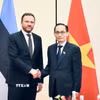 Bộ trưởng Ngoại giao Lê Hoài Trung đón Bộ trưởng Ngoại giao Estonia Margus Tsahkna. (Ảnh: TTXVN phát)