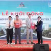 Ủy ban Nhân dân tỉnh trao Quyết định thành lập Cụm công nghiệp Tân Tiến cho chủ đầu tư Dự án. (Ảnh: Ngọc Minh/TTXVN)