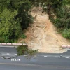 Đoạn sạt lở trên đèo Prenn gần khu vực cầu Đatanla xảy ra sáng 17/11. (Ảnh: Nguyễn Dũng/TTXVN)