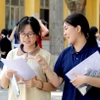 Thí sinh ở Vĩnh Phúc trao đổi về kết quả làm bài thi môn Toán. (Ảnh: Hoàng Hùng/TTXVN)