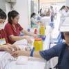 Khám sức khỏe miễn phí cho người dân tại Trạm Y tế phường Chợ Lớn. (Ảnh: Đinh Hằng/TTXVN)