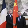 Ngoại trưởng Pháp Jean-Noel Barrot (trái) và người đồng cấp Trung Quốc Vương Nghị. (Nguồn: AP)