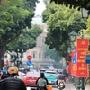 Hà Nội trang hoàng nổi bật với pano, khẩu hiệu, cờ Tổ quốc và băngrôn cổ động lan tỏa không khí trang trọng chào mừng 96 năm Ngày thành lập Đảng. (Ảnh: Lê Đông/TTXVN)