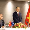 Tổng Bí thư, Chủ tịch nước Tô Lâm nói chuyện với cán bộ, nhân viên Đại sứ quán Việt Nam tại New Zealand. (Ảnh: Thống Nhất/TTXVN)