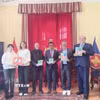 Đại sứ Việt Nam tại Áo Vũ Lê Thái Hoàng chụp ảnh lưu niệm với gia đình của nhà văn thiếu nhi nổi tiếng người Áo, bà Mira Lobe. (Ảnh TTXVN phát)