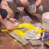 Công an Quảng Ninh đã thu giữ được 13 bánh heroin tại khu Bãi Hố Soi, xã Phượng Sơn, huyện Quốc Oai, thành phố Hà Nội. (Ảnh: Quốc Xã/TTXVN phát)