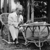 Sinh thời, Chủ tịch Hồ Chí Minh thường xuyên dành thời gian đọc, nhận xét và trực tiếp duyệt tin, bài của TTXVN. (Ảnh: TTXVN)
