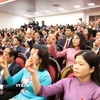 Các đại biểu biểu quyết thông qua dự thảo Nghị quyết Đại hội. (Ảnh: Đức Phương/TTXVN)