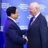 Thủ tướng Phạm Minh Chính và Nhà sáng lập kiêm Chủ tịch điều hành Diễn đàn Kinh tế Thế giới (WEF) Klaus Schwab. (Ảnh: Dương Giang/TTXVN)