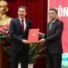 Trưởng Ban Tổ chức Trung ương Lê Minh Hưng (bên phải) trao quyết định của Bộ Chính trị về việc điều động, chỉ định ông Vũ Hồng Văn giữ chức Bí thư Tỉnh ủy Đồng Nai. (Ảnh: Công Phong/TTXVN)