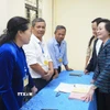 Phó Thủ tướng Phạm Thị Thanh Trà trao đổi, động viên tổ bầu cử tại Khu vực bỏ phiếu số 12 của phường Mường Thanh, tỉnh Điện Biên. (Ảnh: Xuân Tư/TTXVN)
