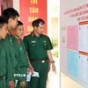 Các chiến sỹ xem kỹ danh sách người ứng cử. (Ảnh: Công Thử/TTXVN)
