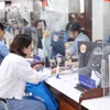 Người dân và doanh nghiệp đến nộp hồ sơ tại Trung tâm Phục vụ hành chính công tỉnh Tây Ninh. (Ảnh: Bùi Giang/TTXVN)