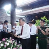Tổng Bí thư Tô Lâm và đoàn công tác dâng hương tại đền Chung Sơn thờ gia tiên Bác Hồ. (Ảnh: Thống Nhất/TTXVN)