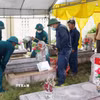 Lực lượng chức năng quy tập hài cốt liệt sỹ tại nghĩa trang Núi Nài, Hà Tĩnh. (Ảnh: Công Tường/TTXVN)