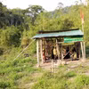 Ban Quản lý rừng phòng hộ Sêrêpốk lập chốt canh rừng tại vị trí từng xảy ra phá rừng thuộc tiểu khu 208-209. (Ảnh: Chu Quốc Hùng/TTXVN)