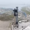 Tên lửa Starship của SpaceX trên bệ phóng tại cơ sở phóng vệ tinh Starbase ở Boca Chica, Texas, Mỹ. (Ảnh: THX/TTXVN)