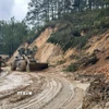 Đêm 3/12, sạt lở tiếp tục xảy ra, gây ách tắc tuyến đường cửa ngõ Đà Lạt dành cho xe tải đang được khắc phục sau sự cố sạt lở hôm 19/11. (Ảnh Chu Quốc Hùng/TTXVN)
