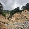 Sạt lở ở đèo Mimosa. (Ảnh: Chu Quốc Hùng/TTXVN)