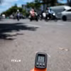 Thiết bị đo nhiệt cho thấy nhiệt độ bề mặt mặt đường ngoài trời lên tới hơn 61 độ C vào thời điểm giữa trưa ngày 25/5. (Ảnh: Phạm Tuấn Anh/TTXVN)