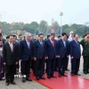 Đoàn đại biểu lãnh đạo, nguyên lãnh đạo Đảng, Nhà nước do Tổng Bí thư Tô Lâm dẫn đầu thành kính tưởng niệm Chủ tịch Hồ Chí Minh. (Ảnh: An Đăng/TTXVN)
