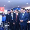Thủ tướng Phạm Minh Chính tham quan trưng bày thành tựu của Đại học Phenikaa. (Ảnh: Dương Giang/TTXVN)