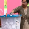 Người dân bỏ phiếu trong cuộc tổng tuyển cử ở Nepal. (Nguồn: EPA)