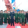 Đại tướng Phan Văn Giang và Thượng tướng Đổng Quân tham quan tàu Quang Trung của Hải quân nhân dân Việt Nam. (Ảnh: Trọng Đức/TTXVN)