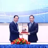 Chánh Văn phòng Trung ương Đảng Nhân dân Cách mạng Lào Thongsalith Mangnomek trao quà lưu niệm cho ông Lê Hoài Trung, Chánh Văn phòng Trung ương. (Ảnh: Phương Hoa/TTXVN)