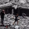 Cảnh đổ nát sau cuộc không kích của Israel xuống khu vực Al-Rimal, Dải Gaza. (Ảnh: THX/TTXVN)
