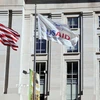 Quốc kỳ Mỹ và cờ của Cơ quan Phát triển Quốc tế Mỹ (USAID) tại trụ sở của USAID. (Ảnh: Reuters/TTXVN)