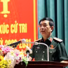 Đại tướng Phan Văn Giang, Phó Thủ tướng, Bộ trưởng Bộ Quốc phòng trao quà cho người có công và gia đình chính sách. (Ảnh: Thu Hằng/TTXVN)
