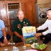 Ông Trịnh Văn Quyết, Ủy viên Bộ Chính trị, Bí thư Trung ương Đảng, Trưởng Ban Tuyên giáo và Dân vận Trung ương thăm, tặng quà cho gia đình ông Nguyễn Xuân Chè, bệnh binh (tổ 32, thôn Tha, phường Hà Giang 1). (Ảnh: Đức Thọ/TTXVN)