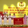 Bà Tôn Ngọc Hạnh, Ủy viên Dự khuyết Trung ương Đảng, Phó Bí thư Tỉnh ủy, Chủ tịch Hội đồng Nhân dân tỉnh Đồng Nai tặng bức trướng của Ban Chấp hành Đảng bộ tỉnh chúc mừng Đại hội. (Ảnh: Sỹ Tuyên/TTXVN)