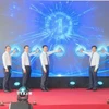 Các đại biểu bấm nút khởi động Dự án Phòng thí nghiệm phục vụ sản xuất công nghệ đóng gói tiên tiến (Fab-Lab) tại thành phố Đà Nẵng. (Ảnh: Khoa Chương/TTXVN)