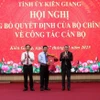 Ông Lê Minh Hưng, Ủy viên Bộ Chính trị, Bí thư Trung ương Đảng, Trưởng Ban Tổ chức Trung ương trao quyết định, tặng hoa chúc mừng tân Bí thư Tỉnh ủy Kiên Giang. (Ảnh: Lê Huy Hải/TTXVN)