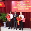 Trưởng Ban Tổ chức Trung ương Lê Minh Hưng trao quyết định và tặng hoa cho tân Phó Trưởng Ban Tuyên giáo Trung ương và Bí thư Thành ủy Cần Thơ. (Ảnh: Ngọc Thiện/TTXVN)