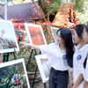 Sinh viên tham quan trưng bày ảnh. (Ảnh: Hoài Thu/TTXVN)
