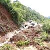 Mưa lớn gây sạt lở đất trên Quốc lộ 4D đoạn giáp ranh giữa thành phố Lai Châu với huyện Phong Thổ. (Ảnh: Quý Trung/TTXVN)