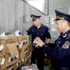 Lực lượng Hải quan Cửa khẩu Quốc tế Hữu Nghị (Lạng Sơn) kiểm tra nhãn mác hàng hóa nhập khẩu tại kho bãi khu vực cửa khẩu. (Ảnh: Quang Duy/TTXVN)