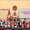 Phó Chủ tịch Quốc hội Nguyễn Thị Thanh tặng hoa các đồng chí đại biểu Quốc hội hoạt động chuyên trách ở Trung ương nghỉ hưu, nghỉ công tác theo quy định. (Ảnh: Đỗ Bình/TTXVN)