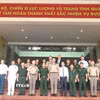 Thủ trưởng Bộ Chỉ huy Quân sự tỉnh Quảng Trị, Đoàn Lục quân Hoa Kỳ Thái Bình Dương và lãnh đạo các sở, ngành, đơn vị chụp hình kỷ niệm. (Ảnh: Võ Dung/TTXVN)